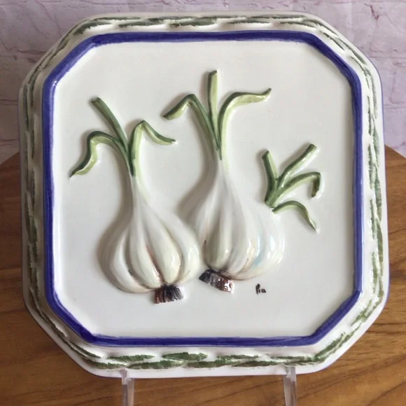 Vintage Intrada Garlic Ceramic Wall Decor - Picture 1 of 10